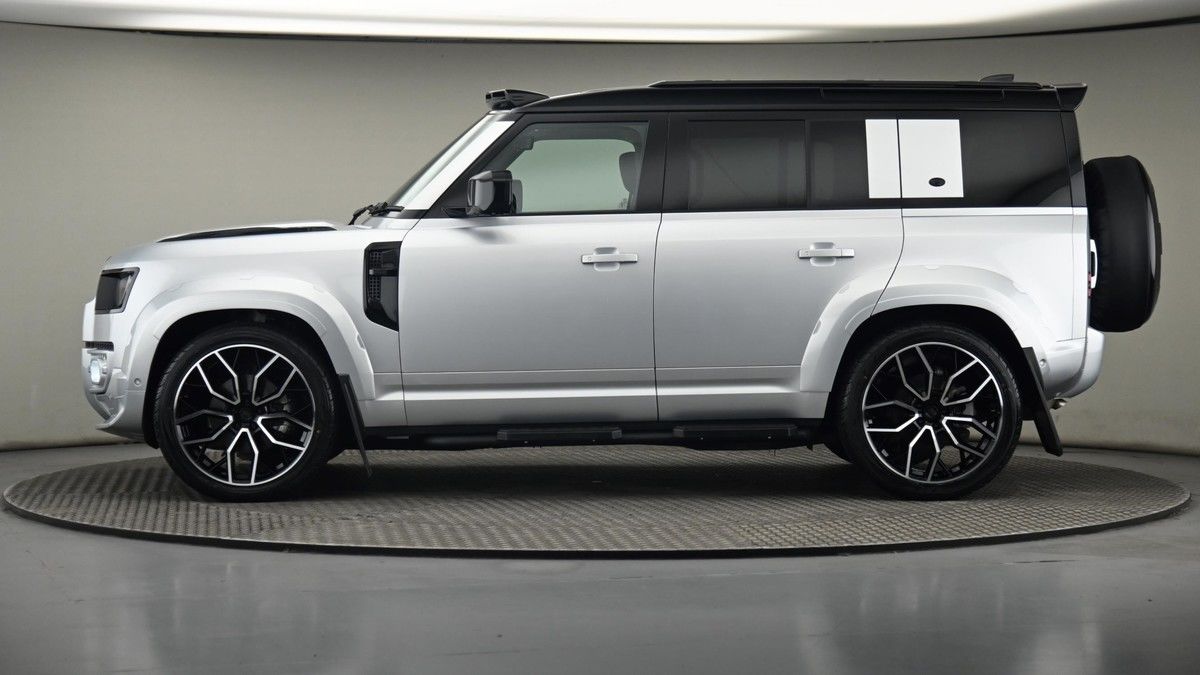 Land Rover Defender 110 Image 23
