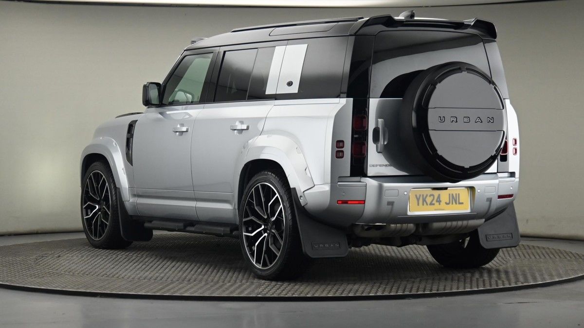 Land Rover Defender 110 Image 24