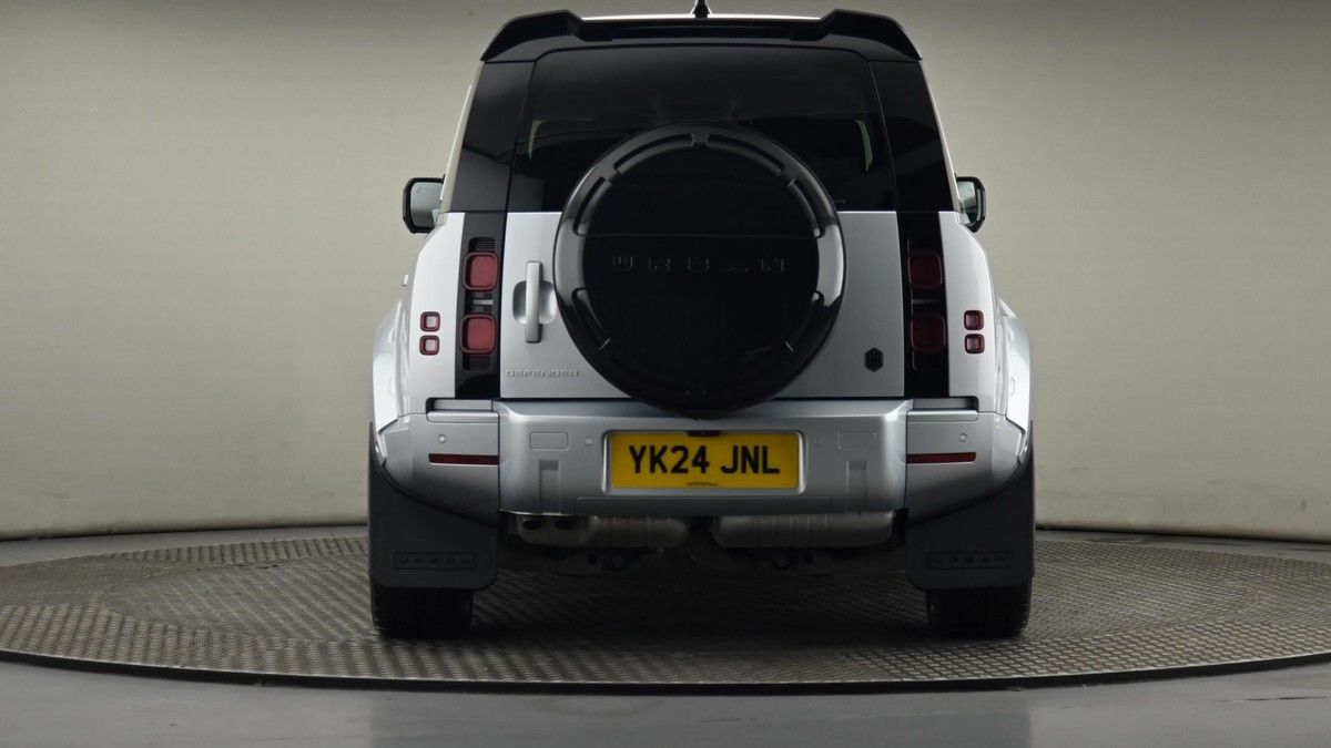 Land Rover Defender 110 Image 25