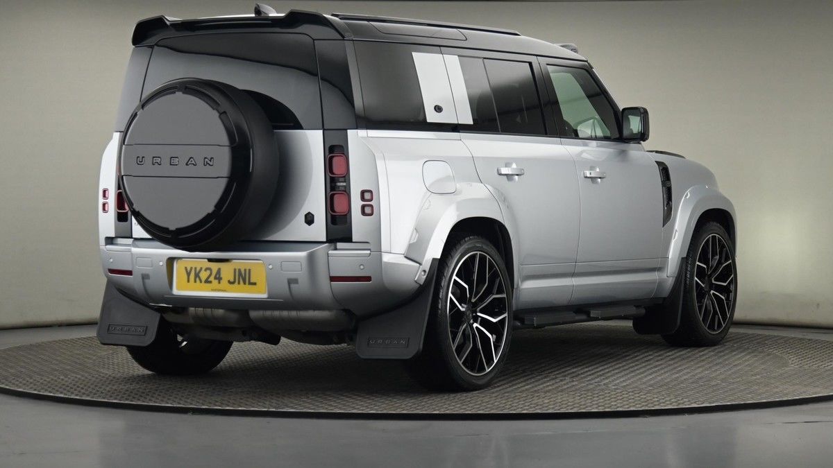Land Rover Defender 110 Image 26