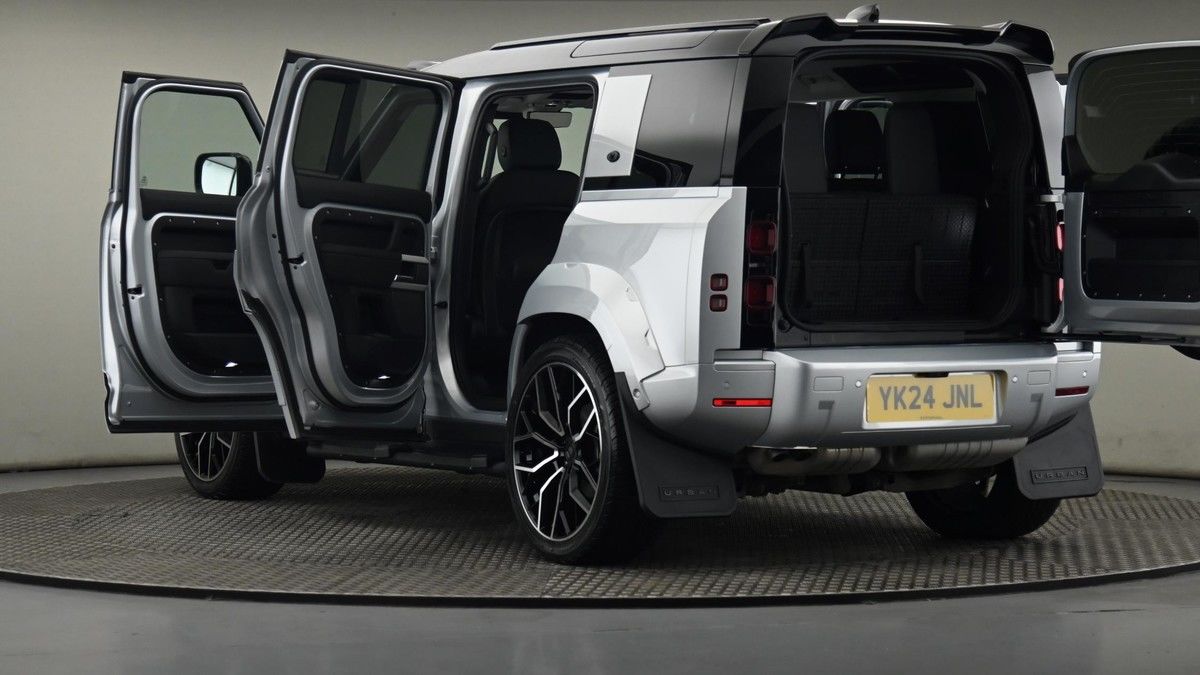 Land Rover Defender 110 Image 29