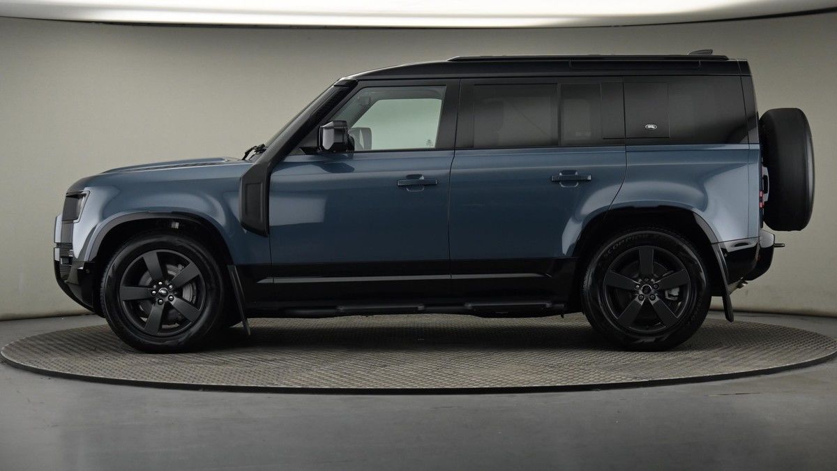 Land Rover Defender 110 Image 23