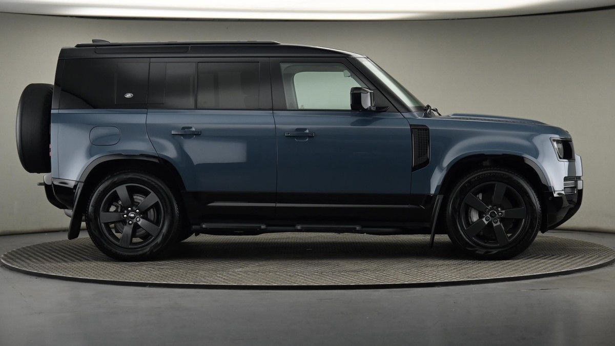 Land Rover Defender 110 Image 27