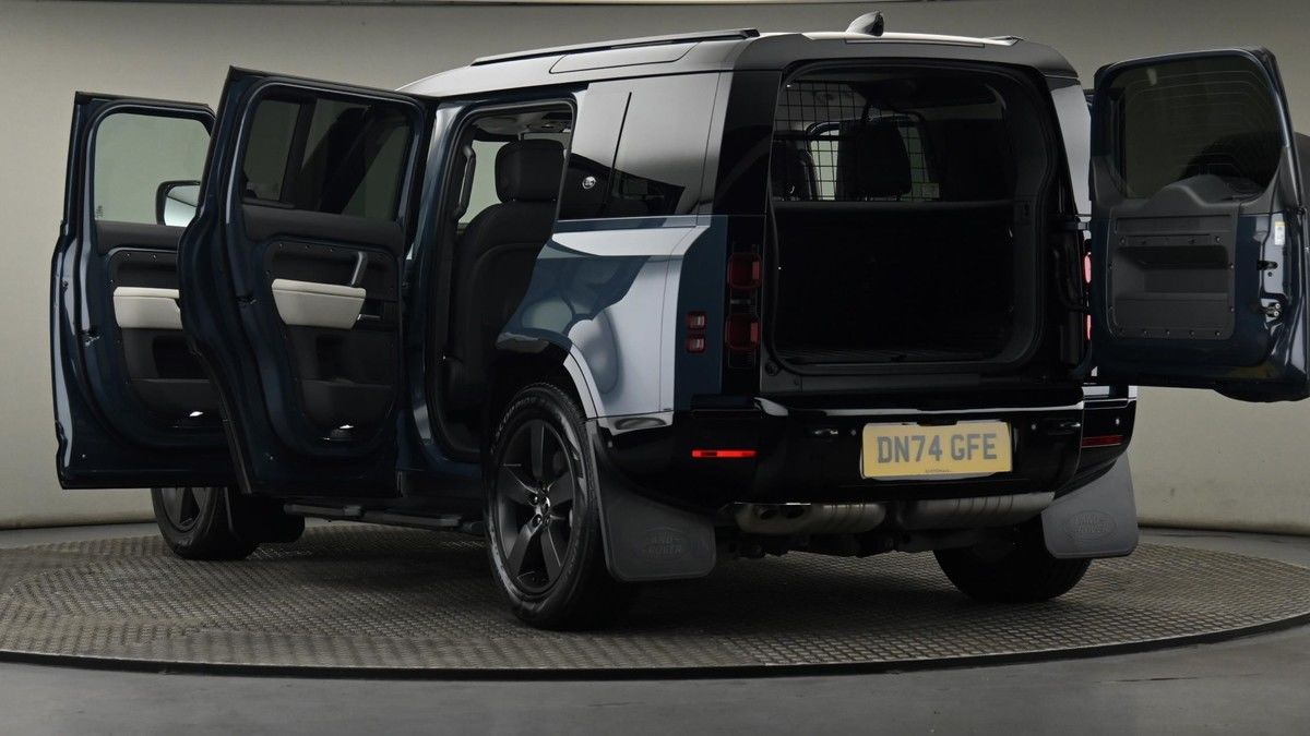 Land Rover Defender 110 Image 29