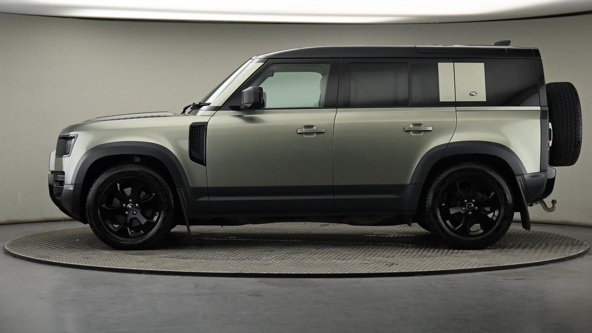 Land Rover Defender 110 Image 23