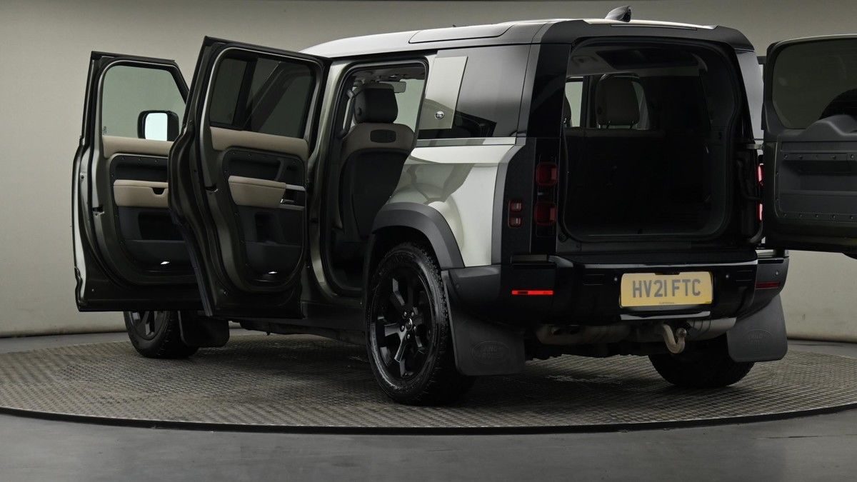 Land Rover Defender 110 Image 29