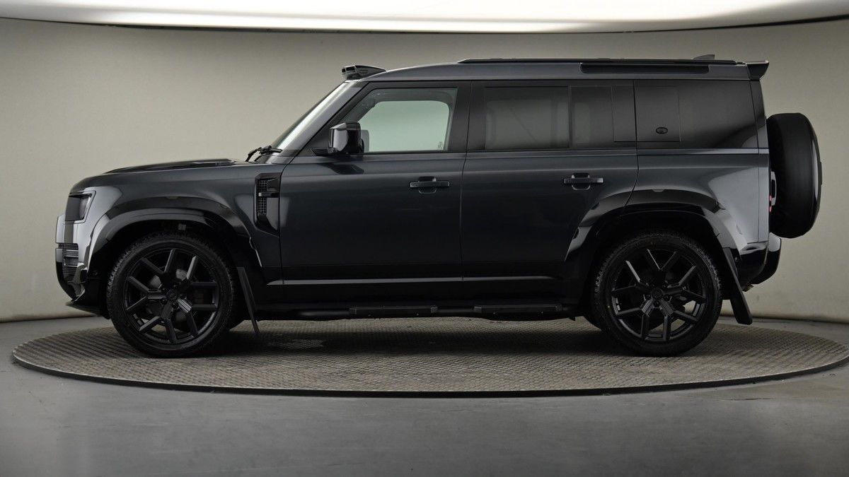 Land Rover Defender 110 Image 23