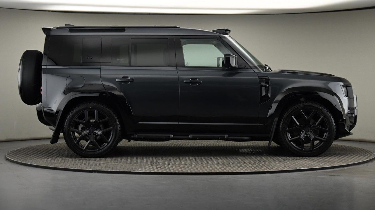 Land Rover Defender 110 Image 27