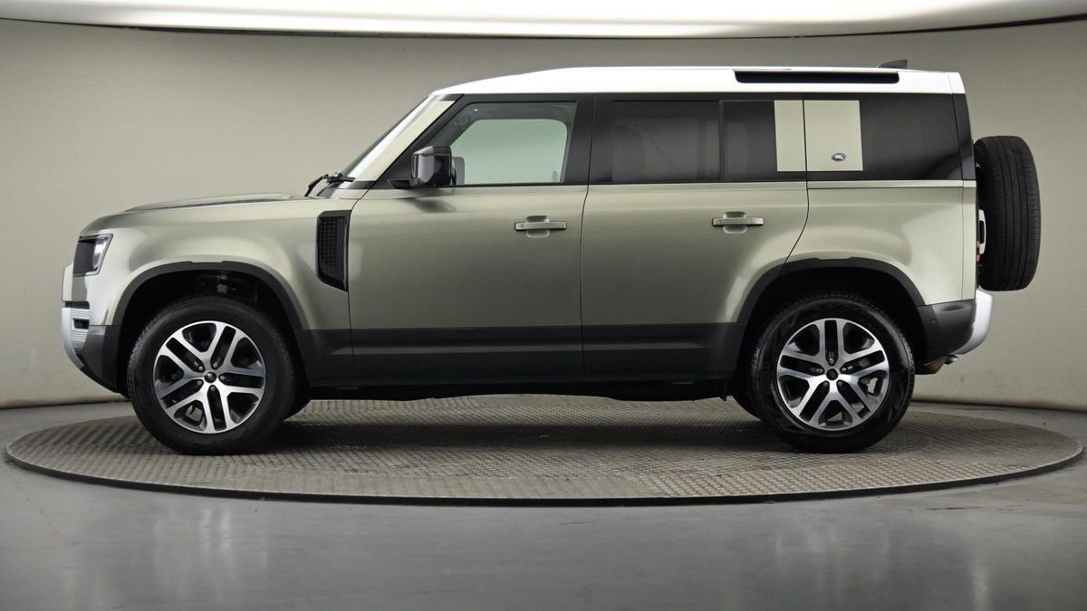 Land Rover Defender 110 Image 22