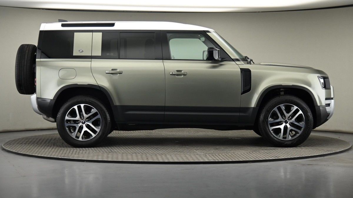 Land Rover Defender 110 Image 26