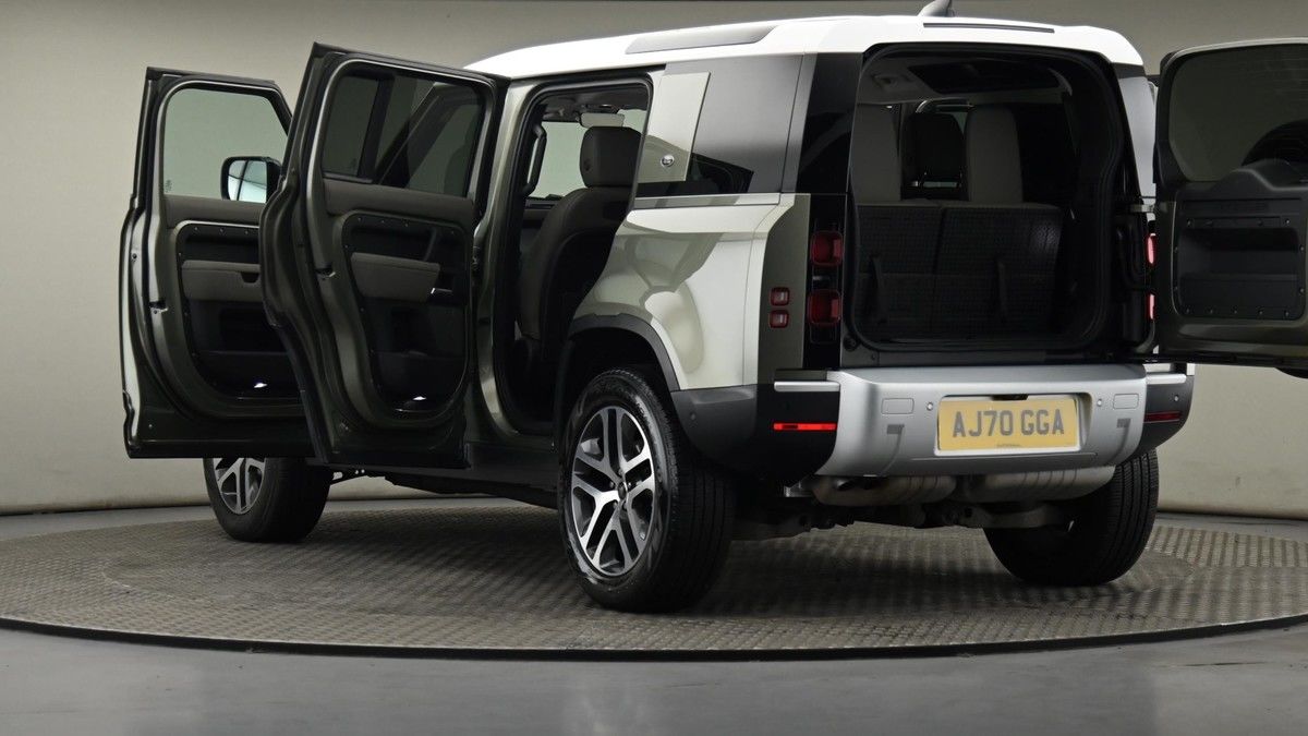 Land Rover Defender 110 Image 28