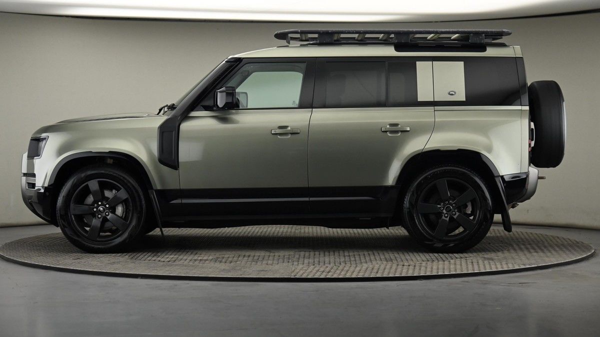 Land Rover Defender 110 Image 23