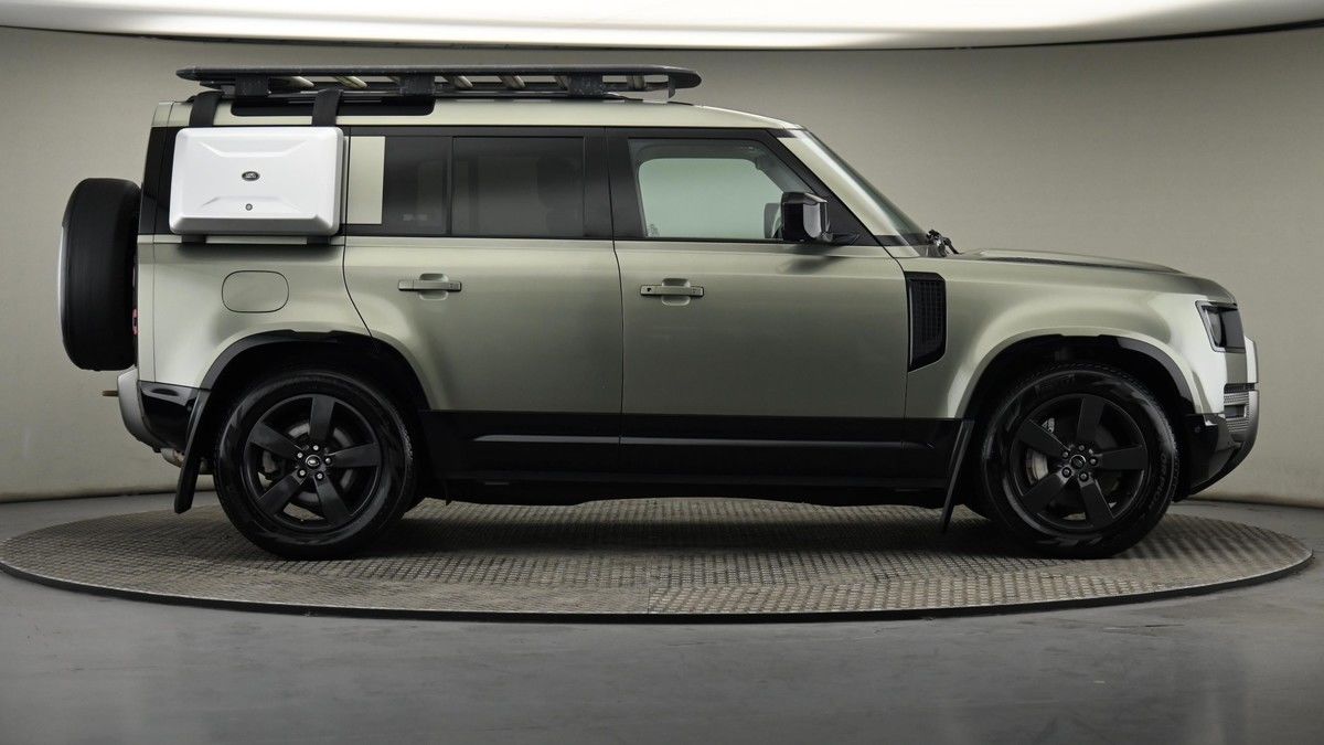 Land Rover Defender 110 Image 27