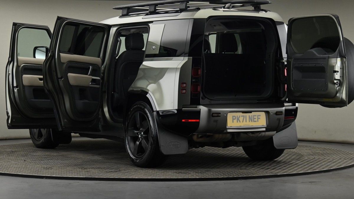 Land Rover Defender 110 Image 29