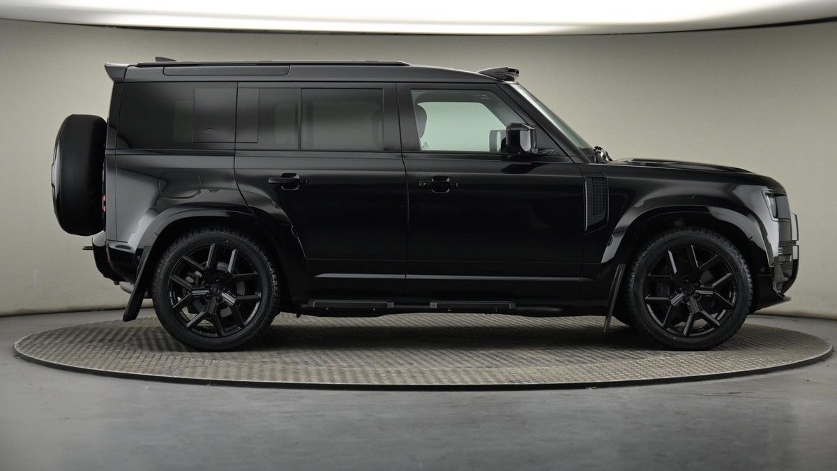 Land Rover Defender 110 Image 27