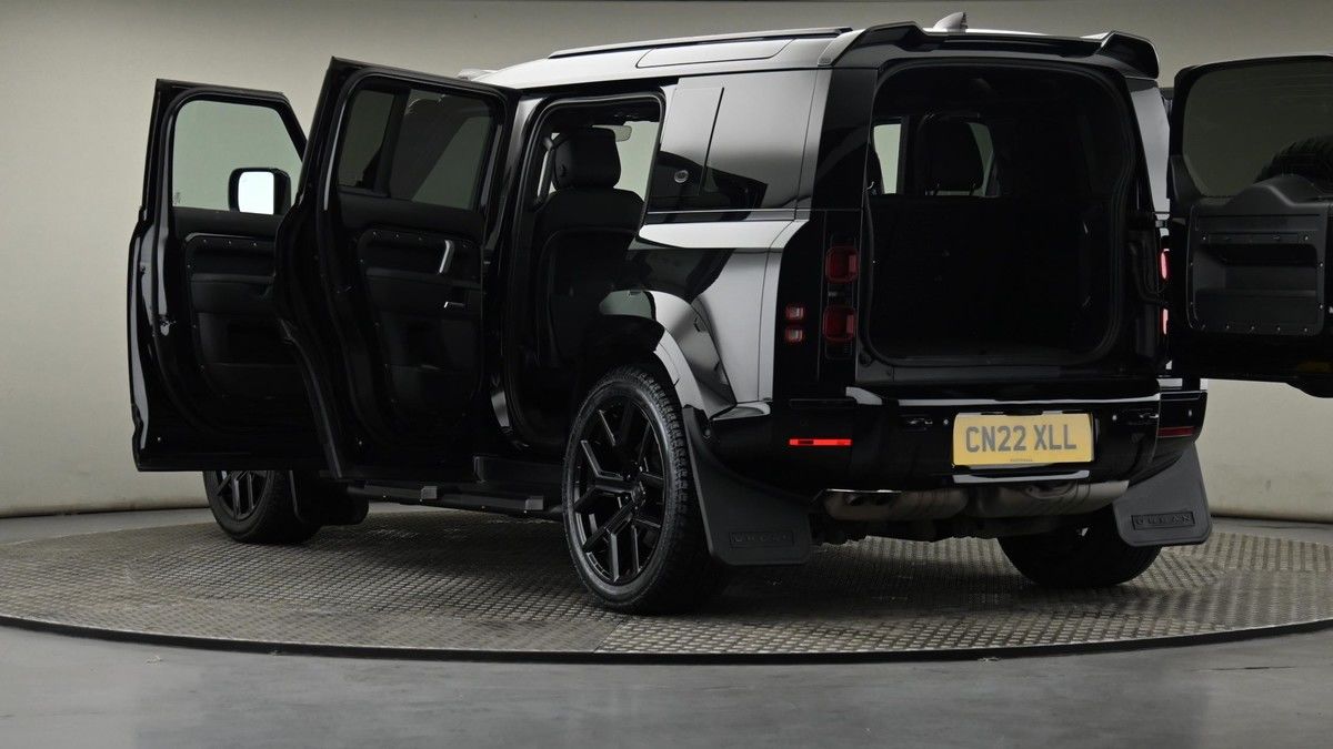 Land Rover Defender 110 Image 29