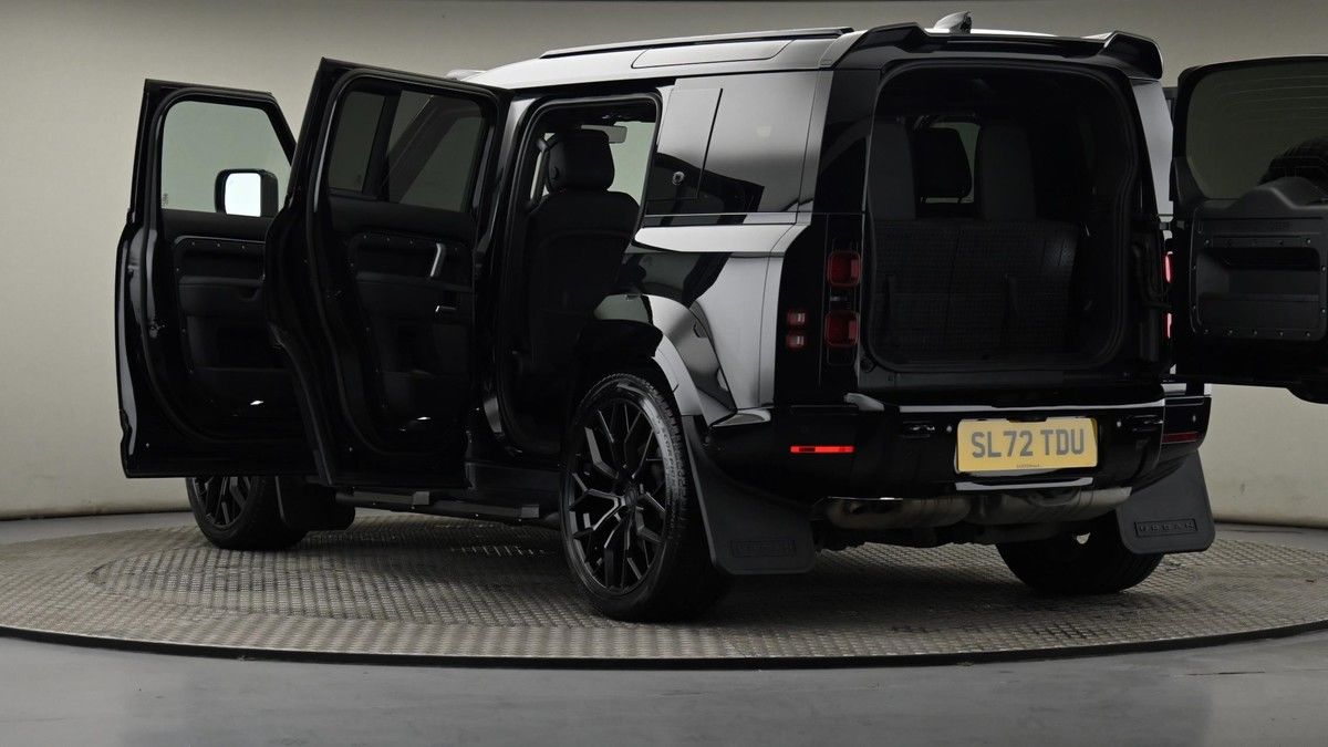Land Rover Defender 110 Image 29