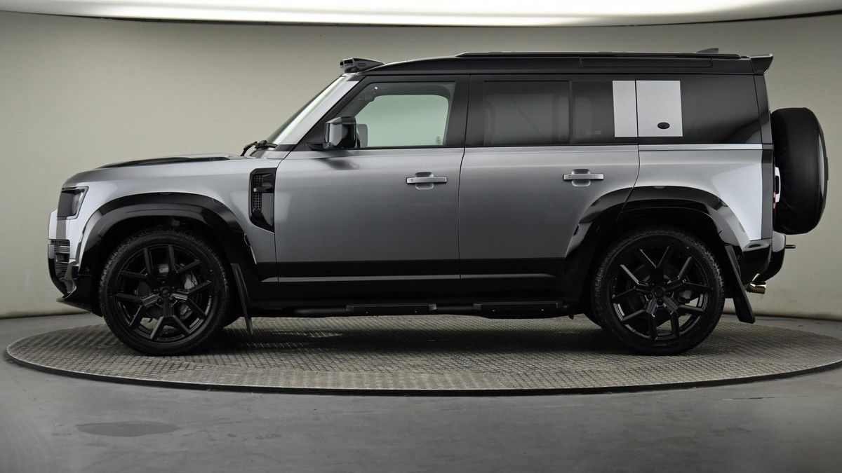 Land Rover Defender 110 Image 45