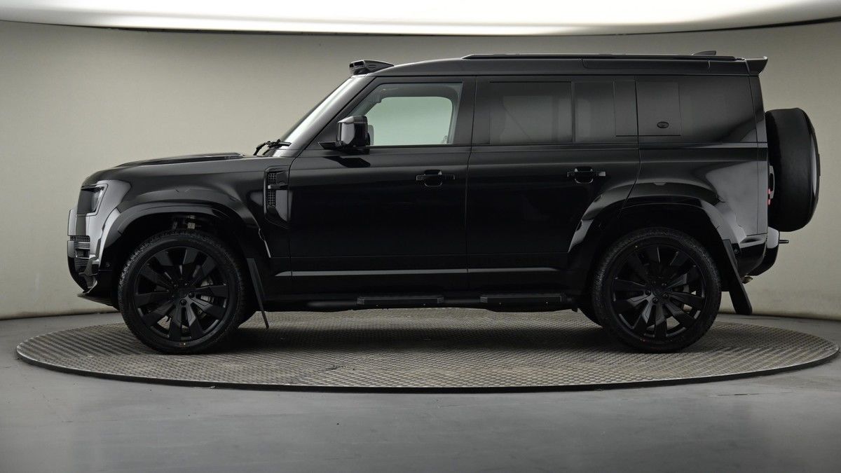 Land Rover Defender 110 Image 23