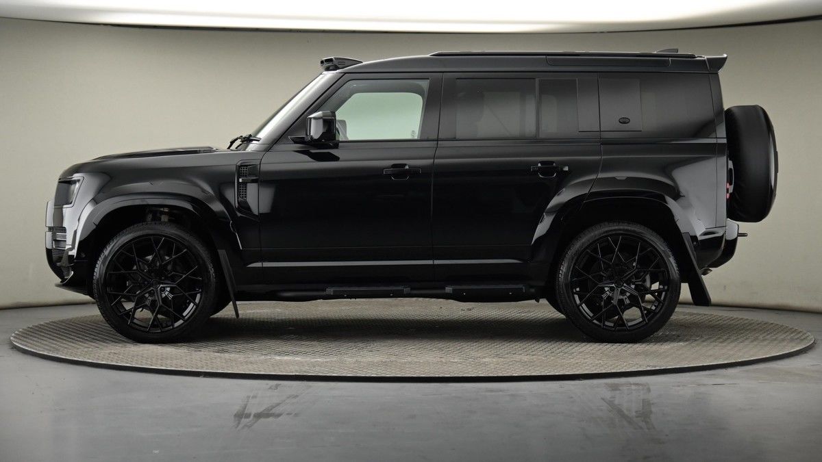 Land Rover Defender 110 Image 23