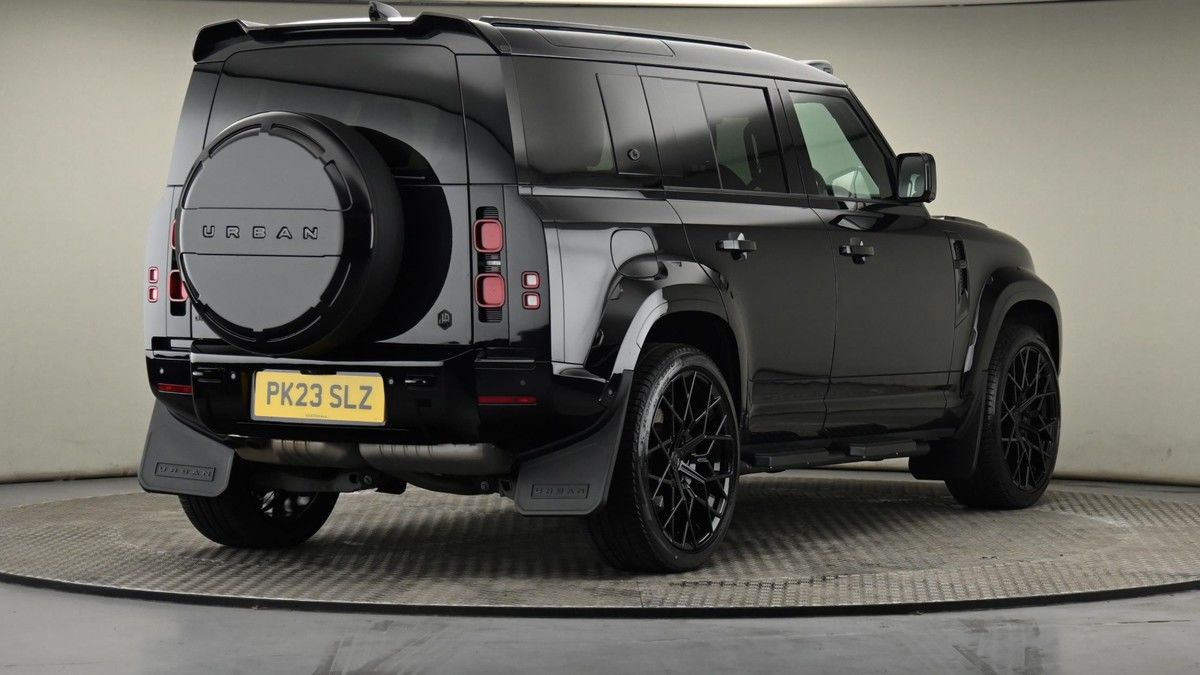 Land Rover Defender 110 Image 26