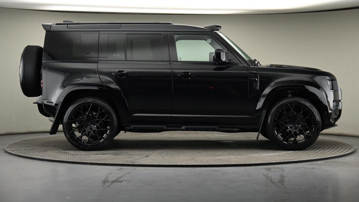 Land Rover Defender 110 Image 27