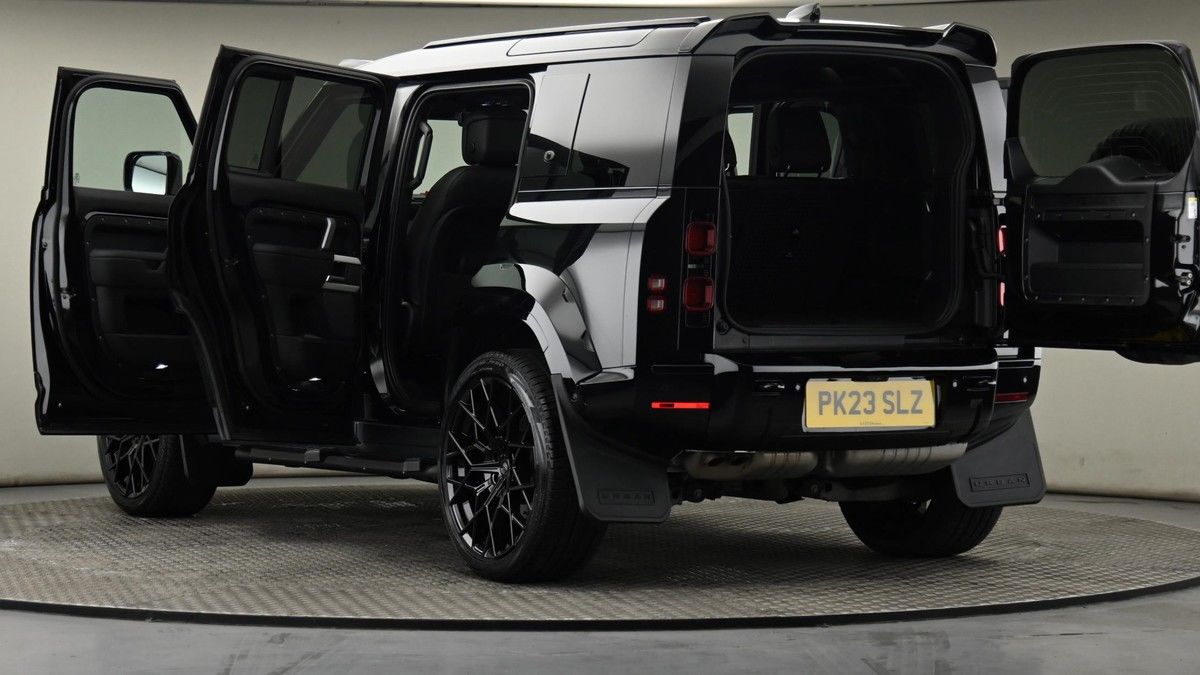 Land Rover Defender 110 Image 29
