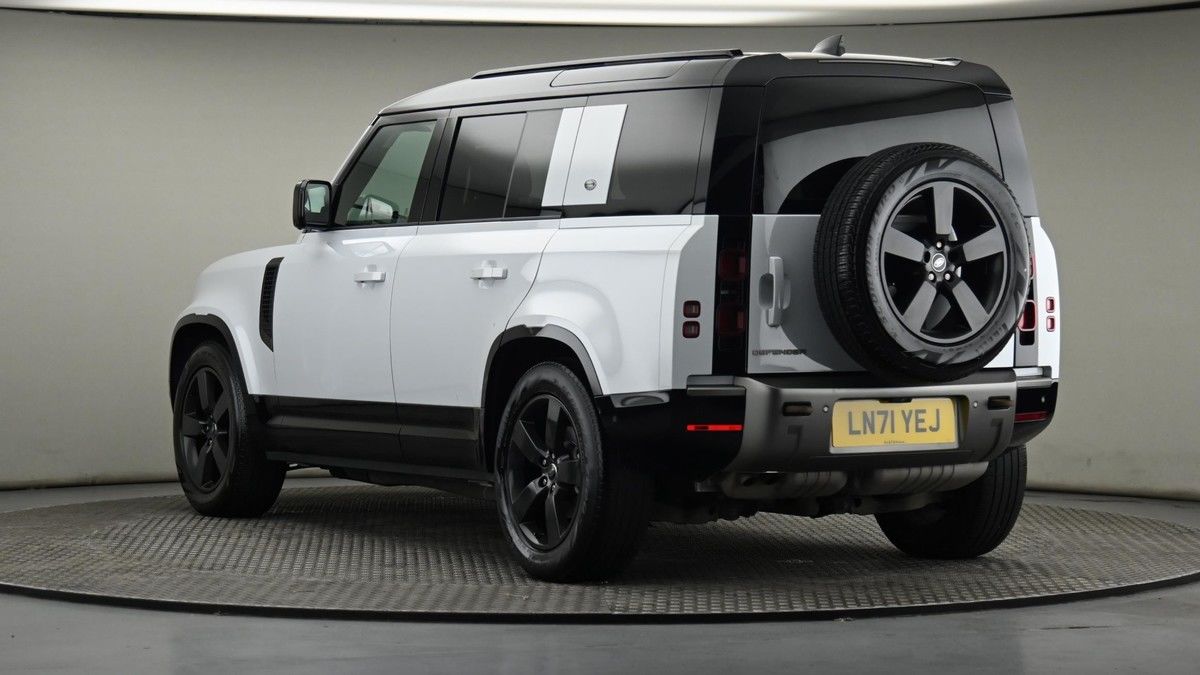 Land Rover Defender 110 Image 23