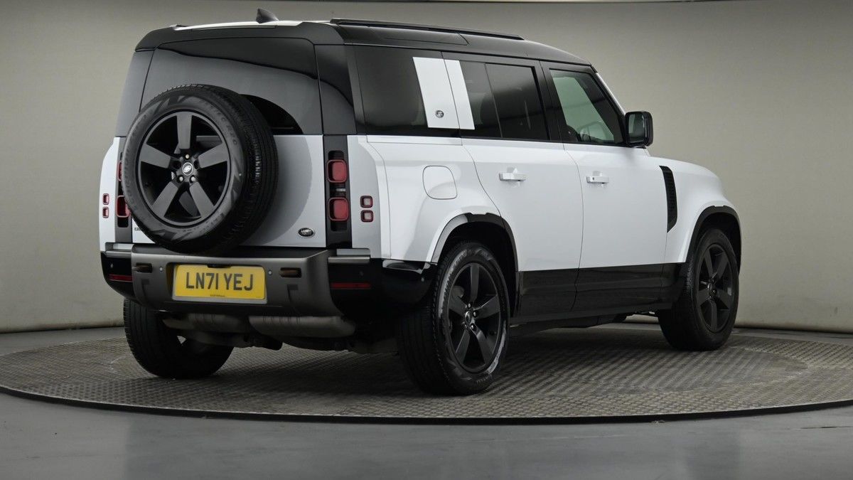 Land Rover Defender 110 Image 25