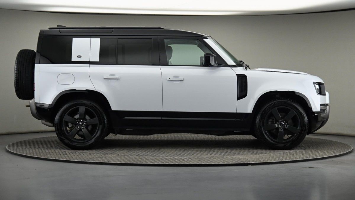 Land Rover Defender 110 Image 26