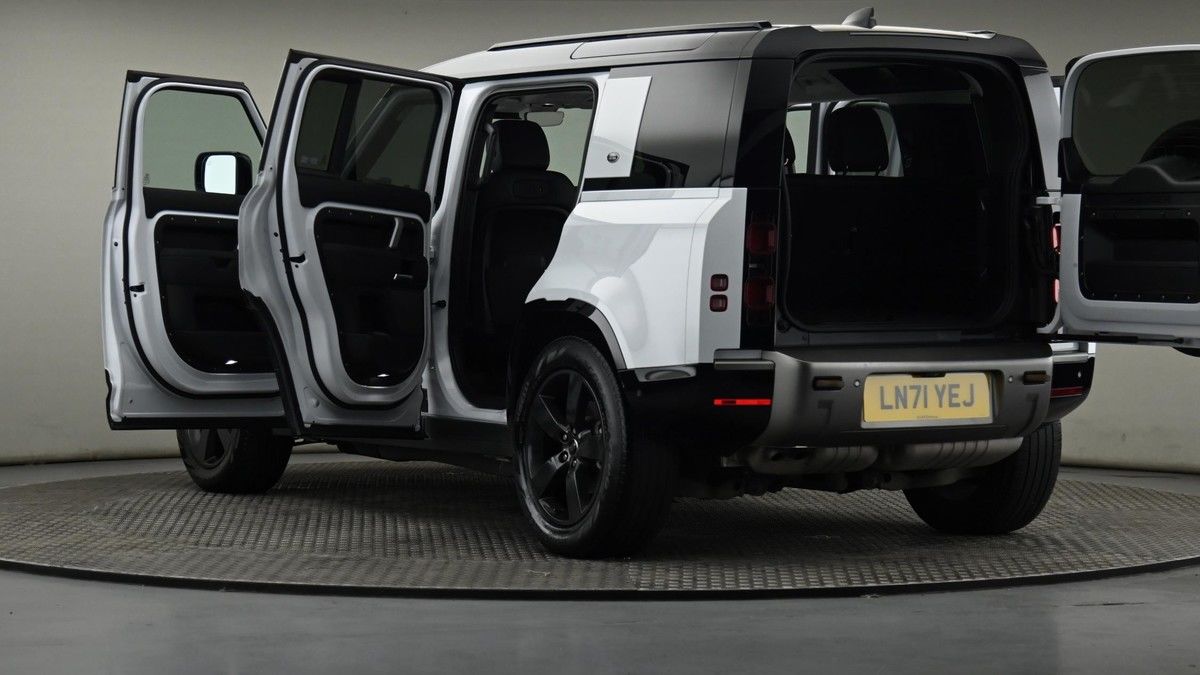 Land Rover Defender 110 Image 28