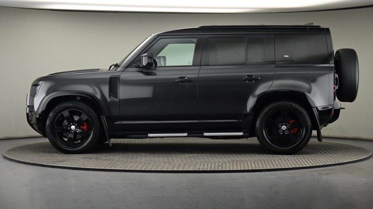 Land Rover Defender 110 Image 23