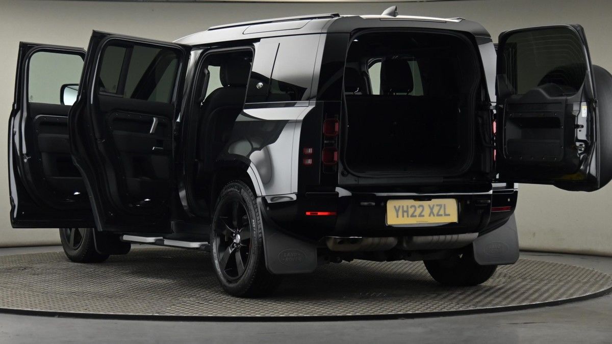 Land Rover Defender 110 Image 29