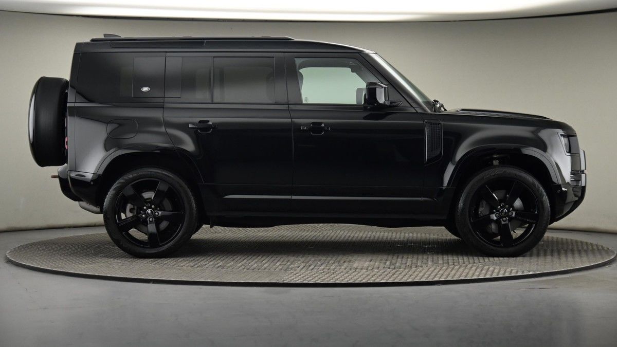 Land Rover Defender 110 Image 27