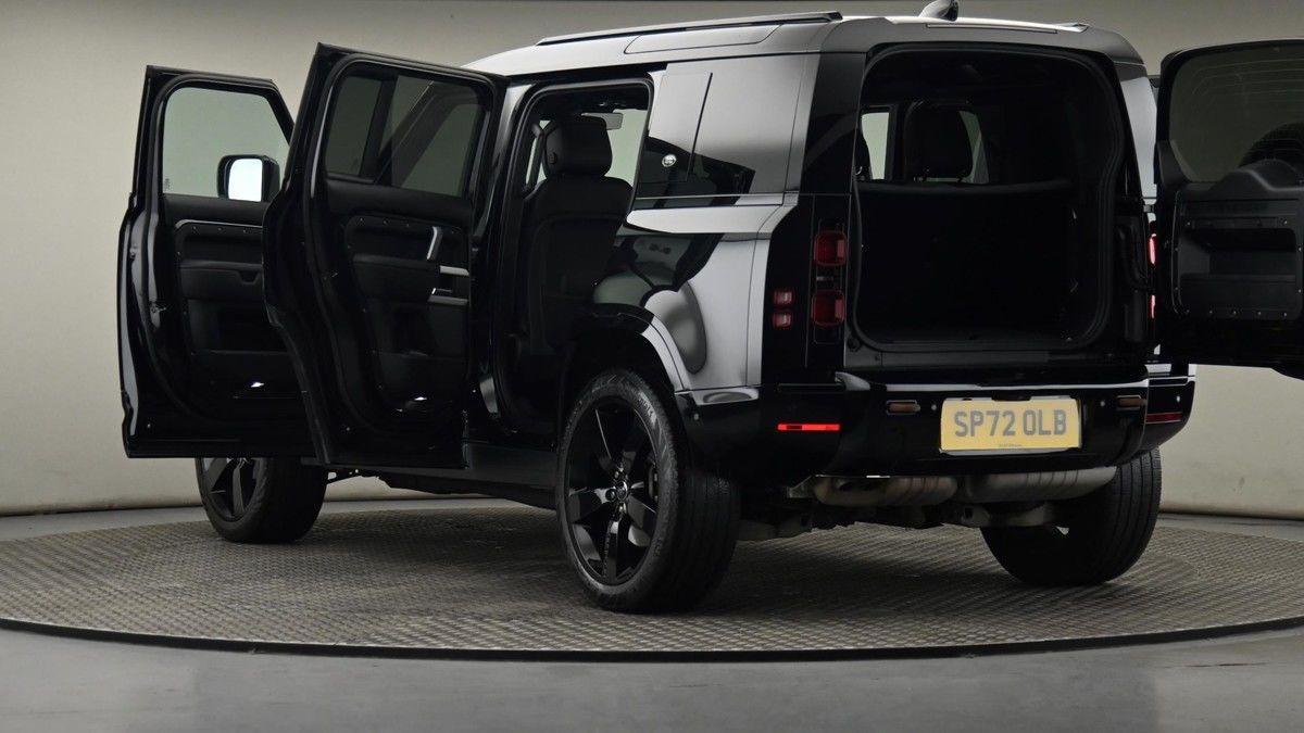 Land Rover Defender 110 Image 29