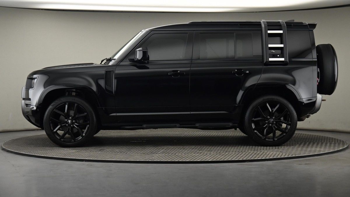 Land Rover Defender 110 Image 23