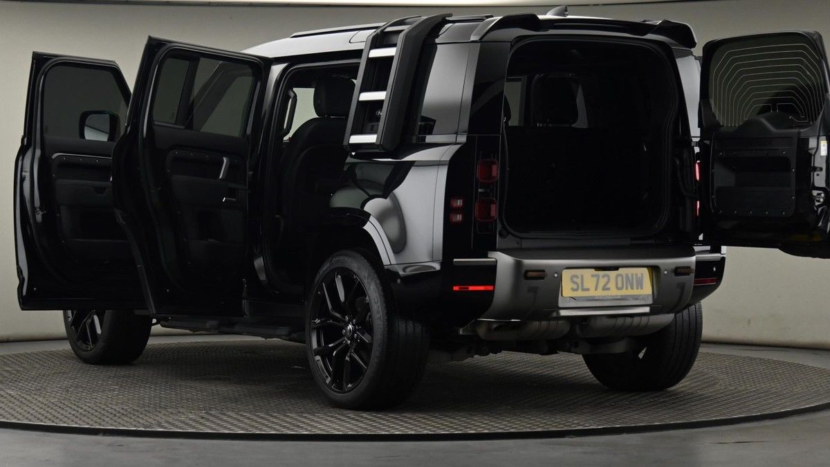 Land Rover Defender 110 Image 29