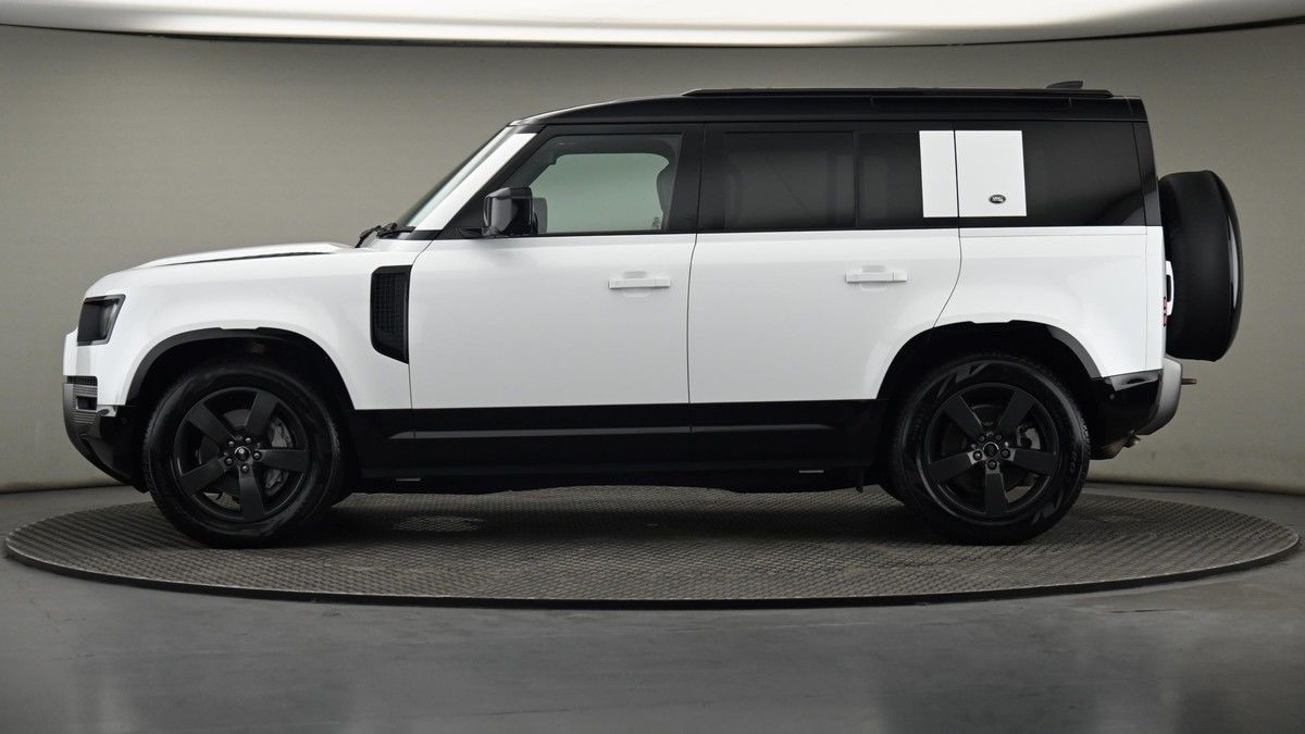 Land Rover Defender 110 Image 23