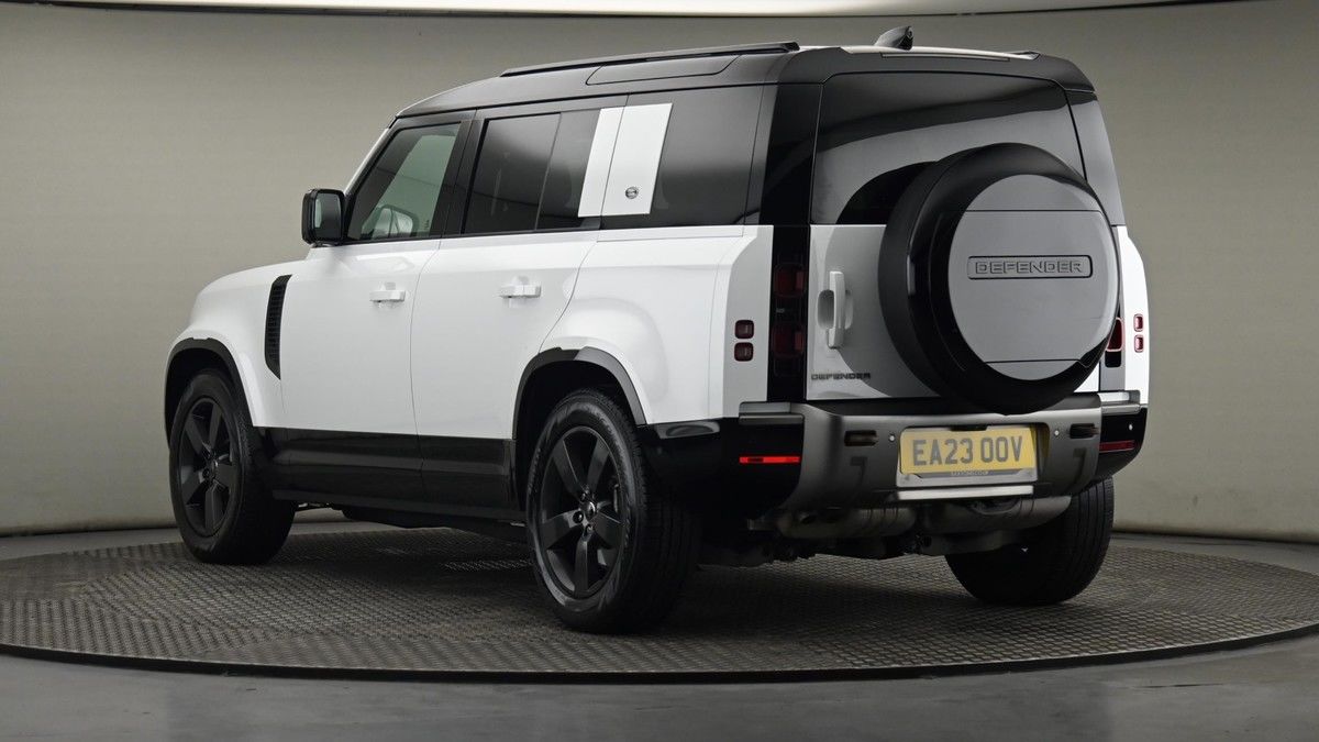 Land Rover Defender 110 Image 24