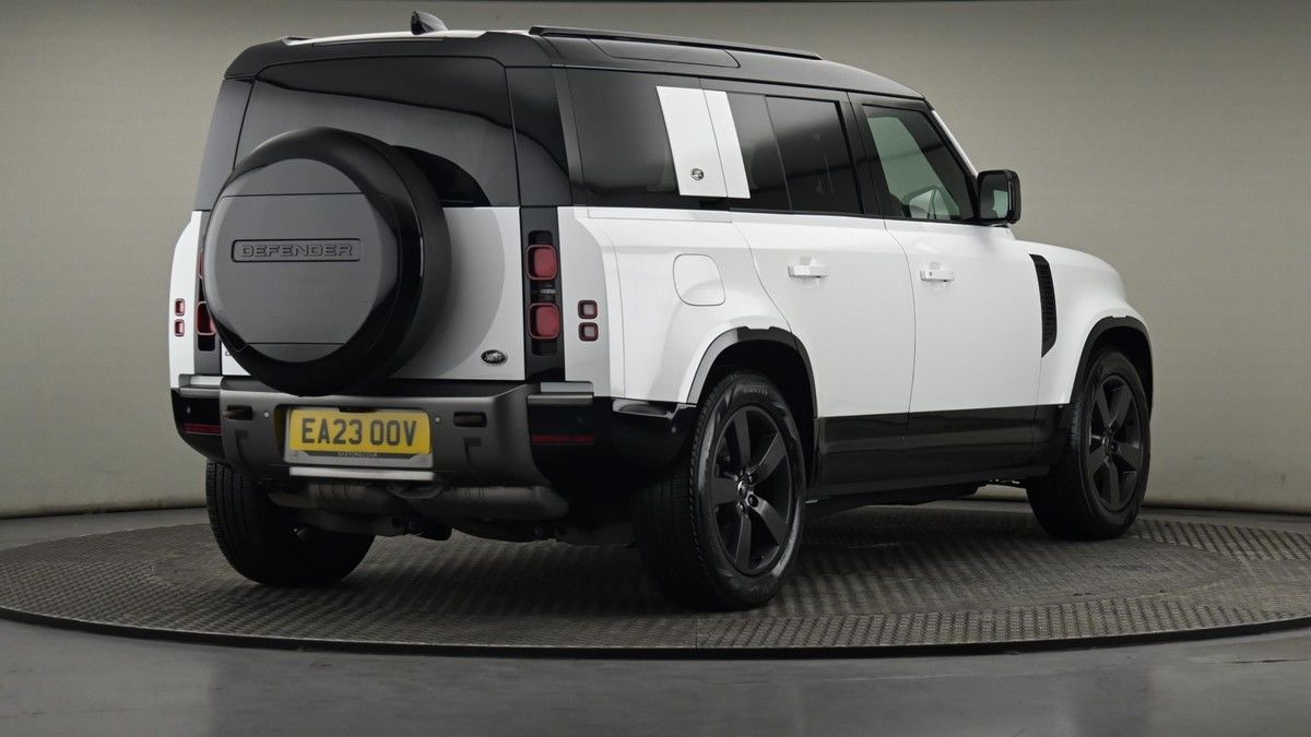 Land Rover Defender 110 Image 26