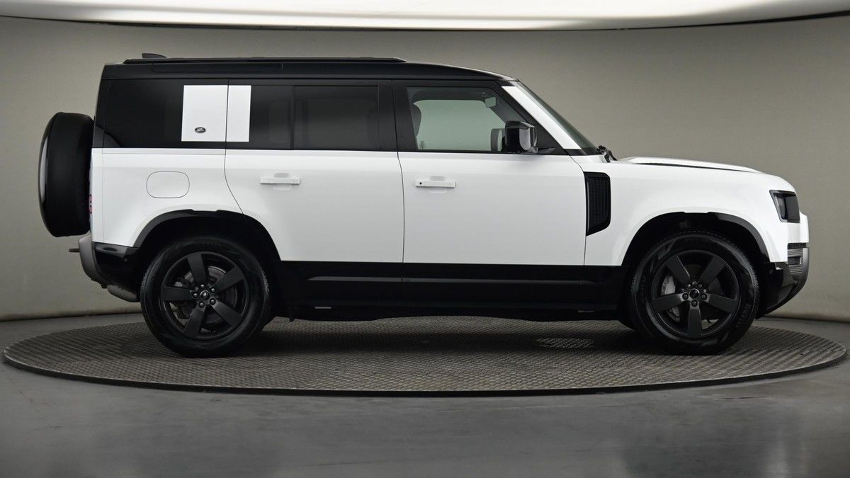 Land Rover Defender 110 Image 27