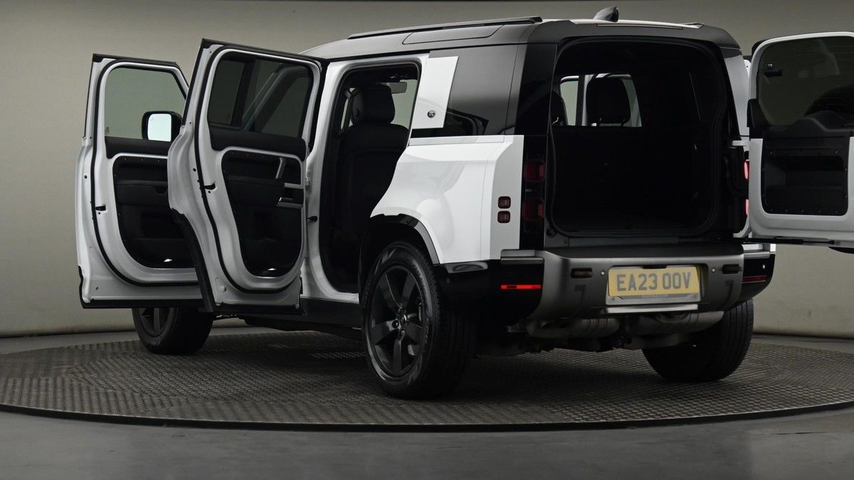 Land Rover Defender 110 Image 29