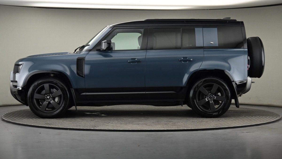 Land Rover Defender 110 Image 23