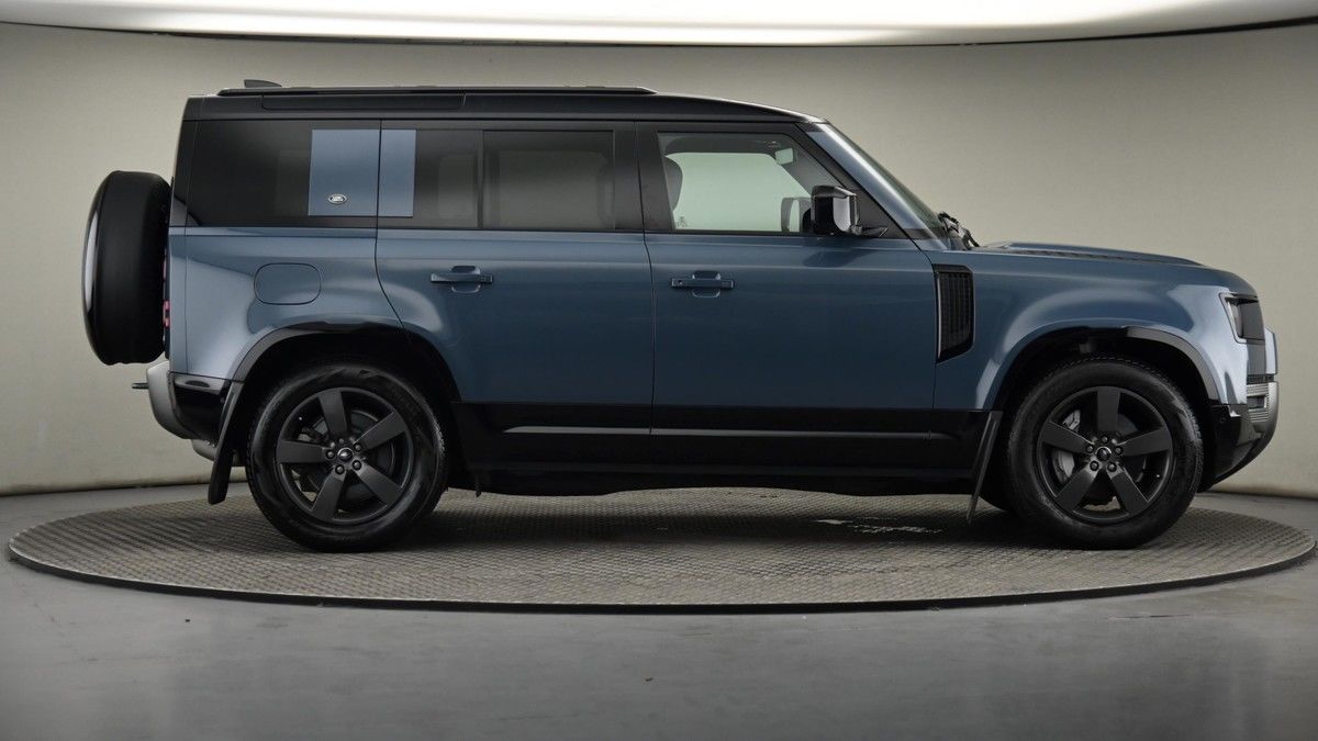 Land Rover Defender 110 Image 27