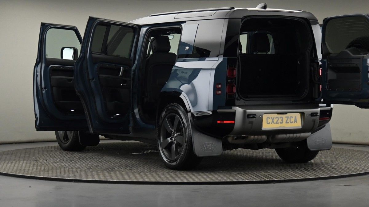 Land Rover Defender 110 Image 29