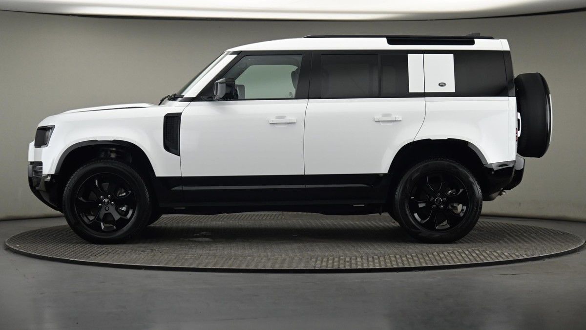 Land Rover Defender 110 Image 23