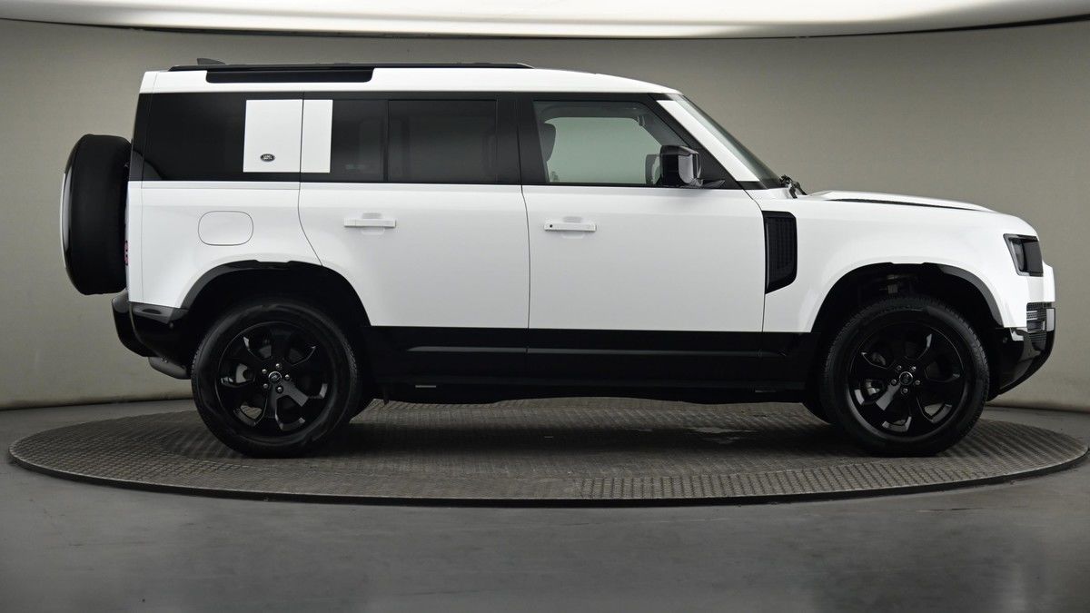 Land Rover Defender 110 Image 27