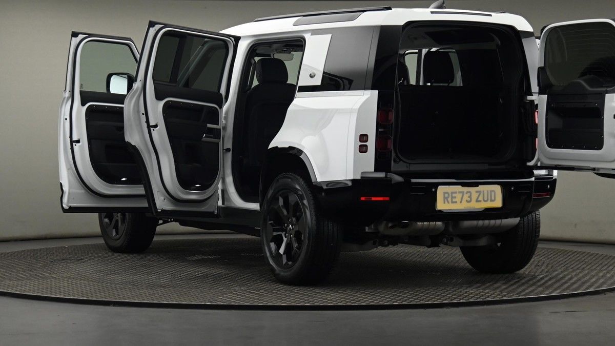 Land Rover Defender 110 Image 29