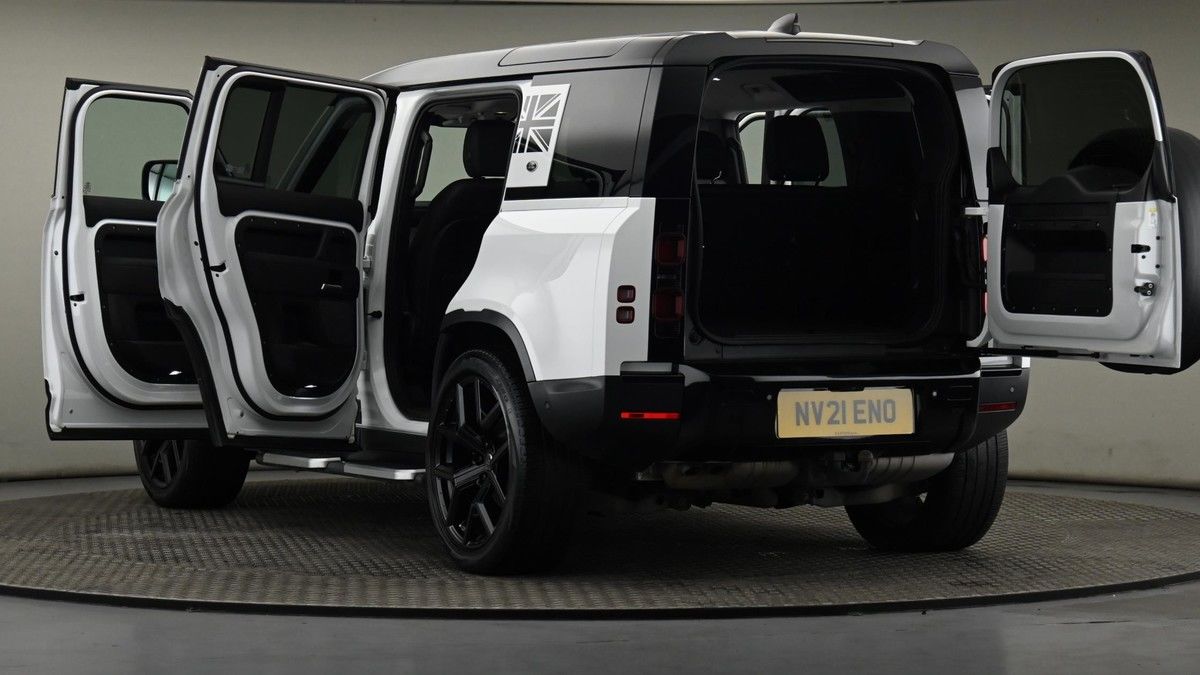 Land Rover Defender 110 Image 29