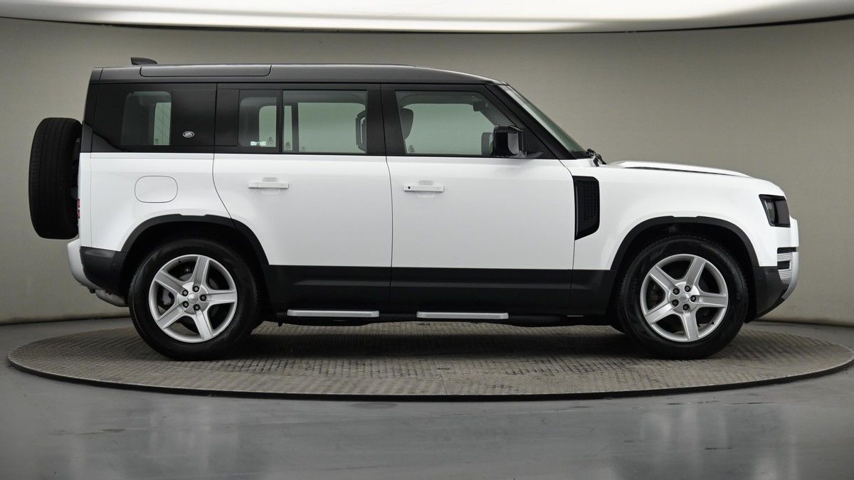 Land Rover Defender 110 Image 26